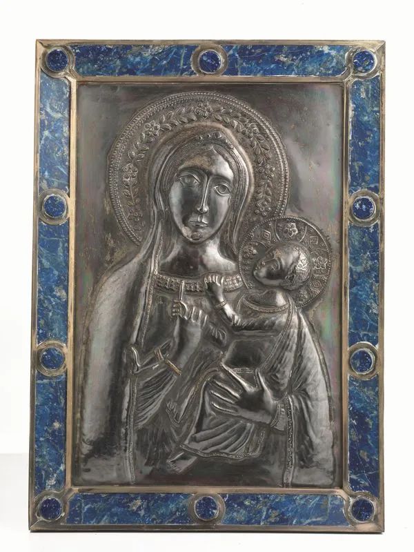 Lastra, in argento sbalzato raffigurante Vergine con Bambino, entro cornice in argento intarsiata in lapislazuli, cm 56x40  - Asta Argenti e Numismatica - II - Pandolfini Casa d'Aste