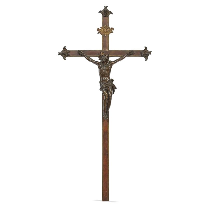Tuscan, 17th century, Crucified Christ, patined bronze, 43x35,5 cm, mounted on a mahogany cross enriched with bronze,  embossed and gilded copper applications, 119x57,5 cm (overall)  - Auction Sculptures and works of art from the middle ages to the 19th century - Pandolfini Casa d'Aste