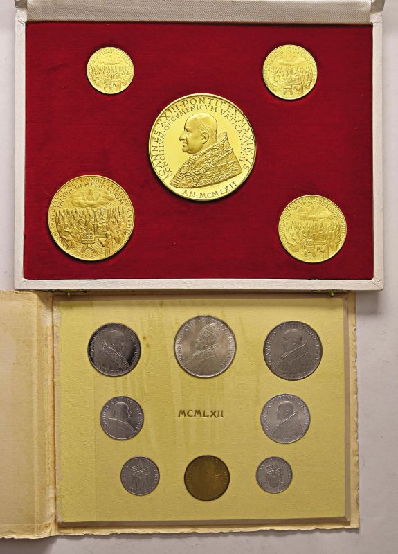 VATICANO SERIE CELEBRATIVA DEL II CONCILIO ECUMENICO COMPOSTA DA 5 MONETE IN ORO (900/1000) E SERIE ANNUALE (1962) DA 8 VALORI  - Auction Fine silver, Coins and Medals, Books - Pandolfini Casa d'Aste