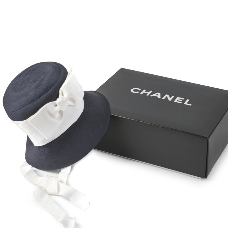 



CHANEL CAPPELLO VINTAGE  - Asta VINTAGE: BORSE E ACCESSORI DI HERMES, LOUIS VUITTON E ALTRE GRANDI MAISON - Pandolfini Casa d'Aste