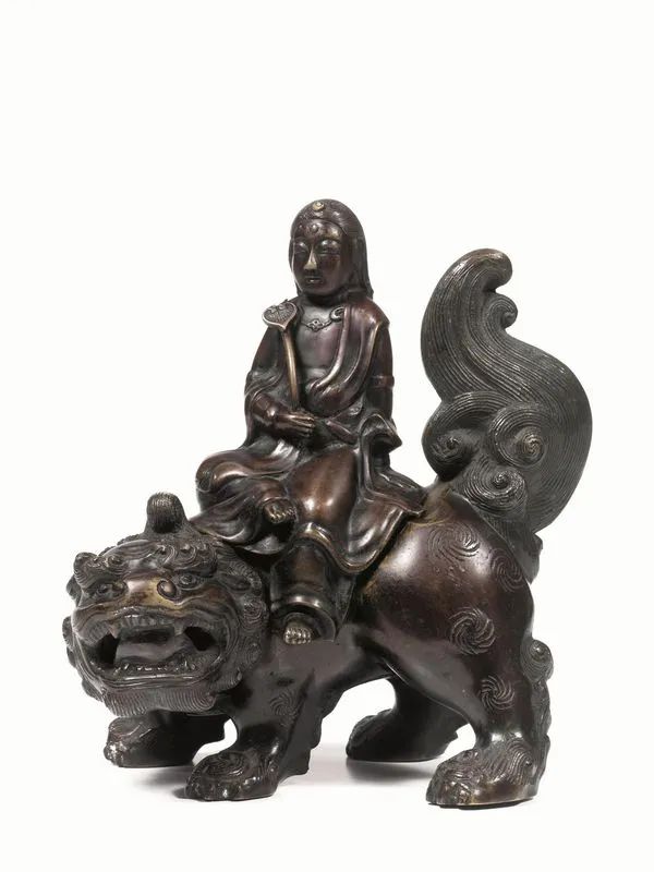 Incensiere Cina dinastia Qing (1644- 1911), sec. XIX, in bronzo a patina scura, raffigurante cane di Ph&ograve;, sormontato da figura di saggio con scettro Ruyi, alt. cm 21  - Auction Asian Art - Pandolfini Casa d'Aste
