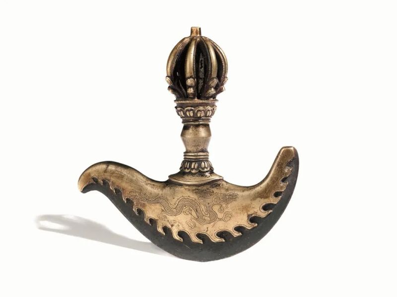  Coltello rituale tibetano sec. XVIII , in bronzo e ferro, inciso con figure di draghi, cm 16x16  - Asta Arte Orientale - Pandolfini Casa d'Aste