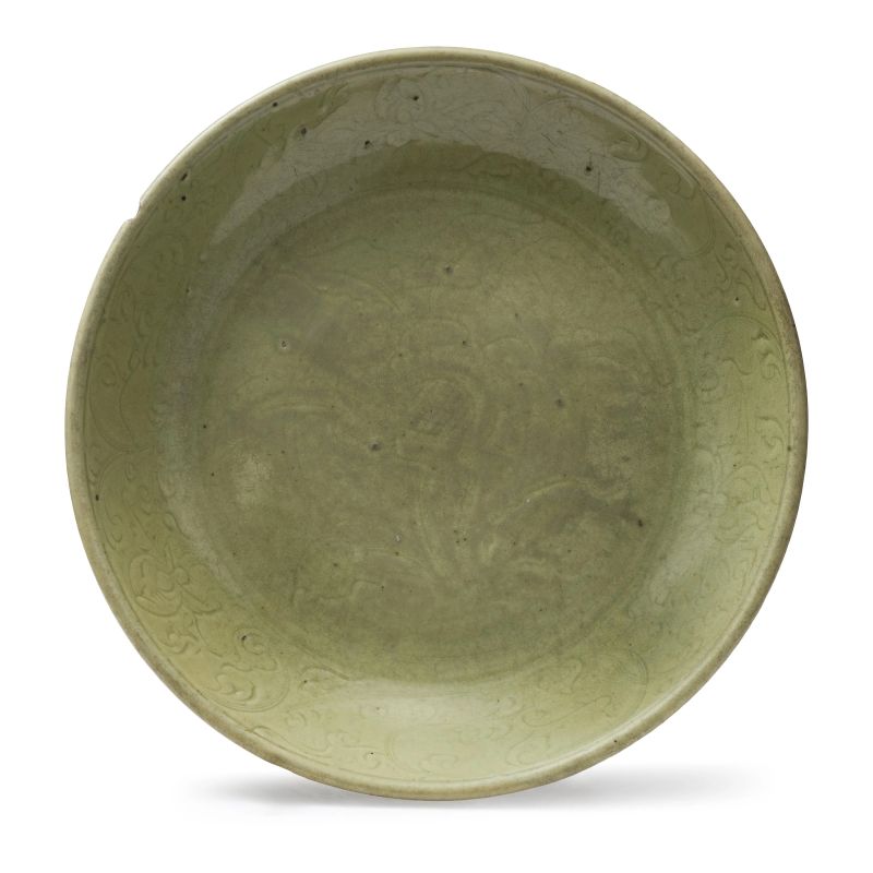 



A CELADON-GLAZED MOLDED DISH, CHINA, 15TH-16Th CENTURY  - Auction Asian Art | 东方艺术 - Pandolfini Casa d'Aste
