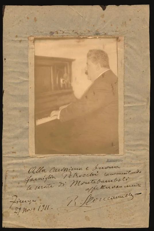 LEONCAVALLO, Ruggero (1857-1919). Ritratto fotografico del compositore al piano, con il calce la dedica autografa &ldquo;Alla carissima e buona famiglia Petrocchi rammentando le serate di Montebamboli affettuosamente&rdquo;, firmata &ldquo;R. Leoncavallo&rdquo; e datata &ldquo;Firenze 29 nov: 1911&rdquo;. La foto misura 148 x 205mm ed &egrave; applicato su un cartoncino di mm 258 x 390. Foto sbiadita e cartoncino fiorito.&nbsp;&nbsp;&nbsp;&nbsp;&nbsp;&nbsp;&nbsp;&nbsp;  - Asta Stampe e disegni antichi e moderni-Libri Antichi - Pandolfini Casa d'Aste