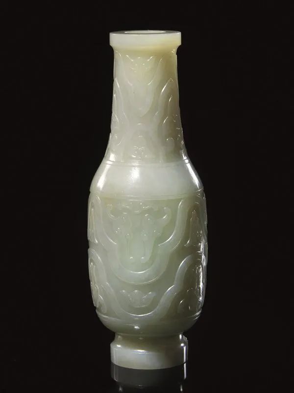 Vasetto, Cina sec. XIX, in Giada celadon, decorato a motivi arcaici stilizzati, alt. cm 12,3  - Asta Arte Orientale - Pandolfini Casa d'Aste
