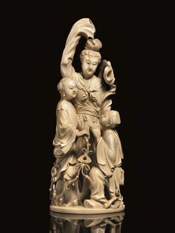 Gruppo scultoreo, Cina sec. XIX, in avorio, raffigurante figura femminile affiancata da fanciulla e bimbo, alt. cm 28  - Auction Asian Art - Pandolfini Casa d'Aste