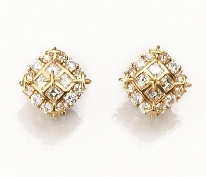 Paio di orecchini in oro giallo e diamanti  - Auction Silver, jewels, watches and coins - Pandolfini Casa d'Aste