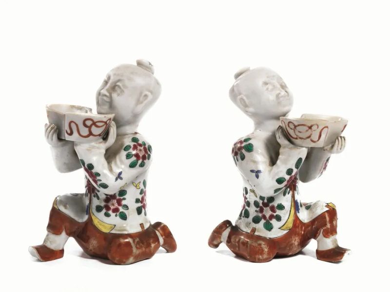 Coppia di figurine, Giappone periodo Meiji (1868-1912), in porcellana policroma raffiguranti personaggi accovacciati e reggenti conche, alt. cm 14, difetti e restauri (2)  - Auction Asian Art - Pandolfini Casa d'Aste