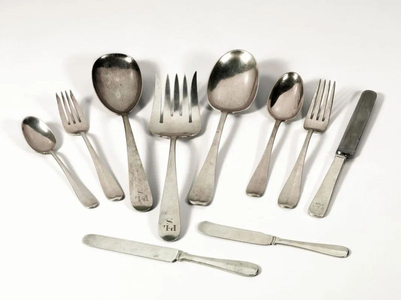 Servito di posate, 1927, siglato P.L.S., in argento, manici di forma geometrica, composto di centoventidue pezzi, complessivi g 3740 netti (122)  - Auction Silver and Coins - II - Pandolfini Casa d'Aste