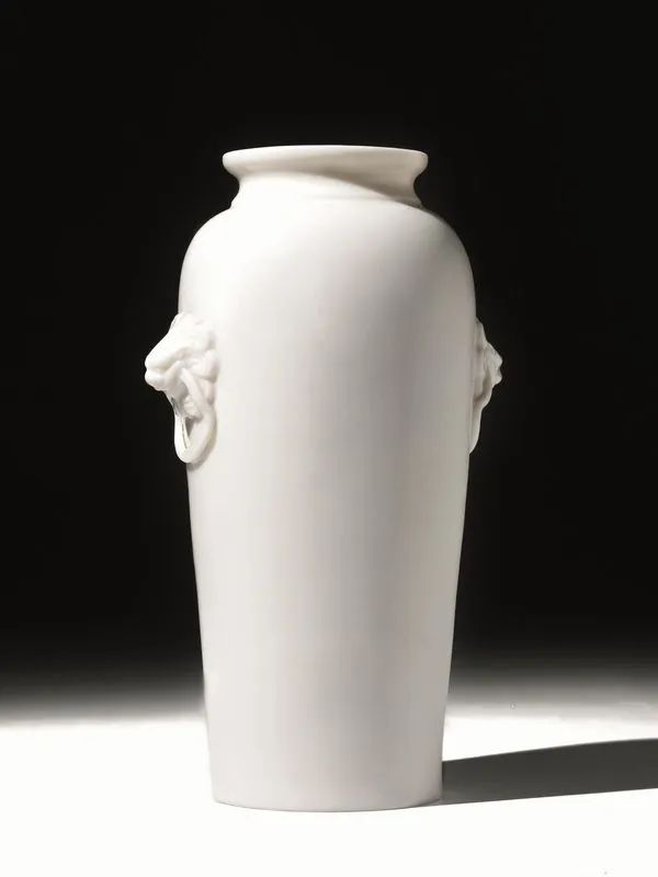  Vaso Cina, sec. XVII , in   porcellana bianca Dehua, le anse a teste  - Auction Oriental Art - Pandolfini Casa d'Aste