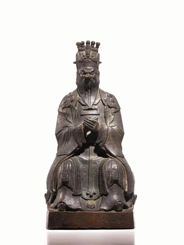 Figura di immortale Taoista, Cina Dinastia Ming (1368-1644), in ferro, seduto in trono e con le mani incrociate, il cappello a cinque punte, alt, cm 37  - Auction Asian Art - Pandolfini Casa d'Aste
