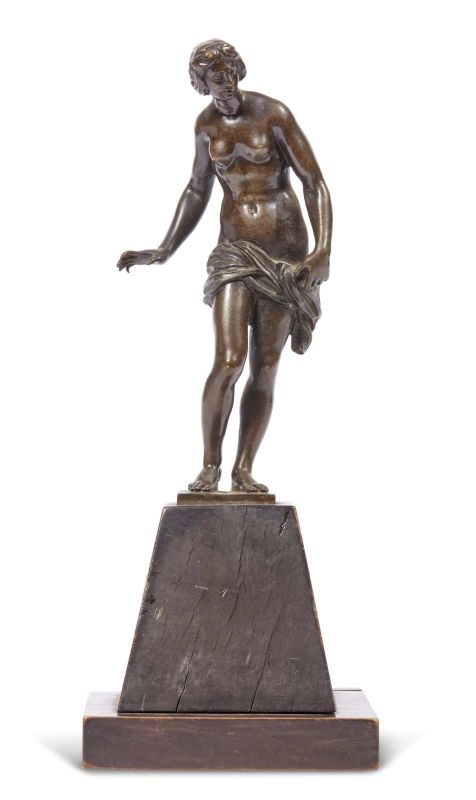 Roman, 18th century, Bathing Venus, bronze, h. 18 cm, on ebonized wood support (9,5x10,8x10,4 cm)  - Auction Sculptures and works of art from the middle ages to the 19th century - Pandolfini Casa d'Aste