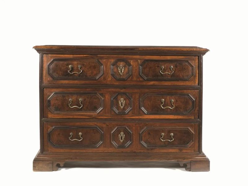 Grande Cassettone, Emilia, inizi sec. XVIII, in noce a patina scura, piano  - Auction European Furniture and Works of Art - Pandolfini Casa d'Aste