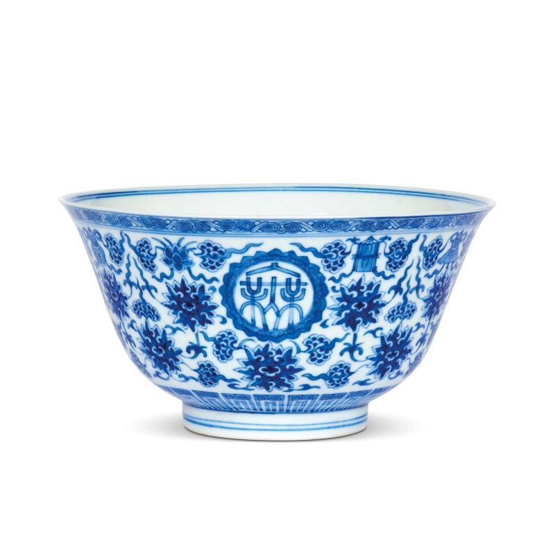 



CIOTOLA IN PORCELLANA BIANCA E BLU, CINA, PERIODO REPUBBLICA, SEC. XX  - Asta Arte Orientale | 东方艺术 - Pandolfini Casa d'Aste