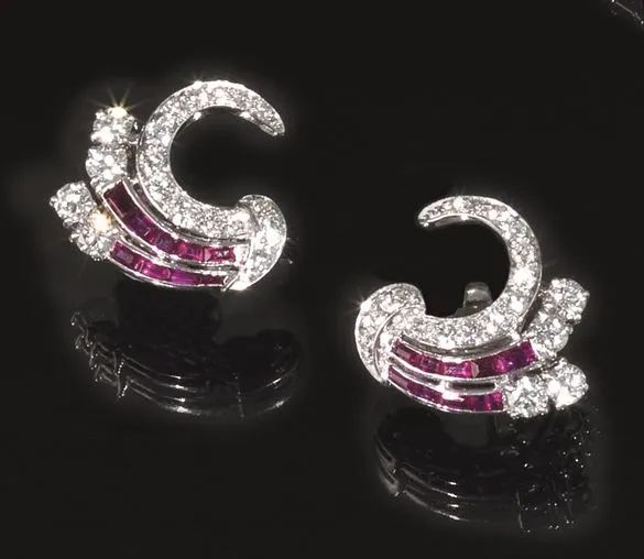 Paio di orecchini in oro bianco 18 kt e 14 kt, rubini e diamanti  - Auction Important Jewels and Watches - I - Pandolfini Casa d'Aste
