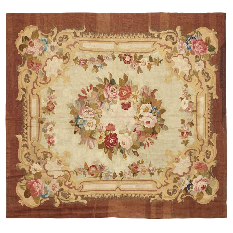 TAPPETO AUBUSSON, FRANCIA, SECONDA METÀ SECOLO XIX  - Asta INTERNATIONAL FINE ART E UNA IMPORTANTE COLLEZIONE DI PENDOLE “AU BON SAUVAGE” - Pandolfini Casa d'Aste