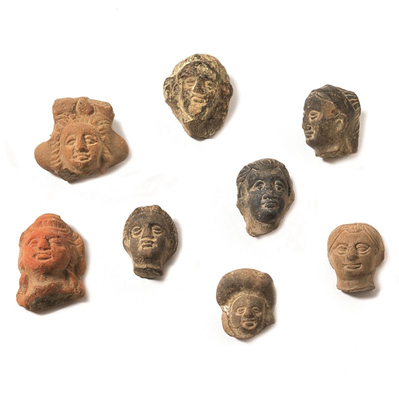 GRUPPO DI TESTINE IN MINIATURA  - Auction ARCHAEOLOGY - Pandolfini Casa d'Aste