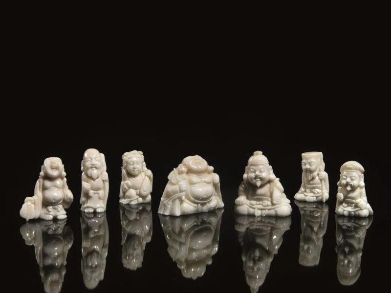  Sette piccole sculturine, Cina sec. XX,  in corallo bianco raffiguranti personaggi, la piÃ¹ alta, cm 3,8  - Auction Oriental Art - Pandolfini Casa d'Aste