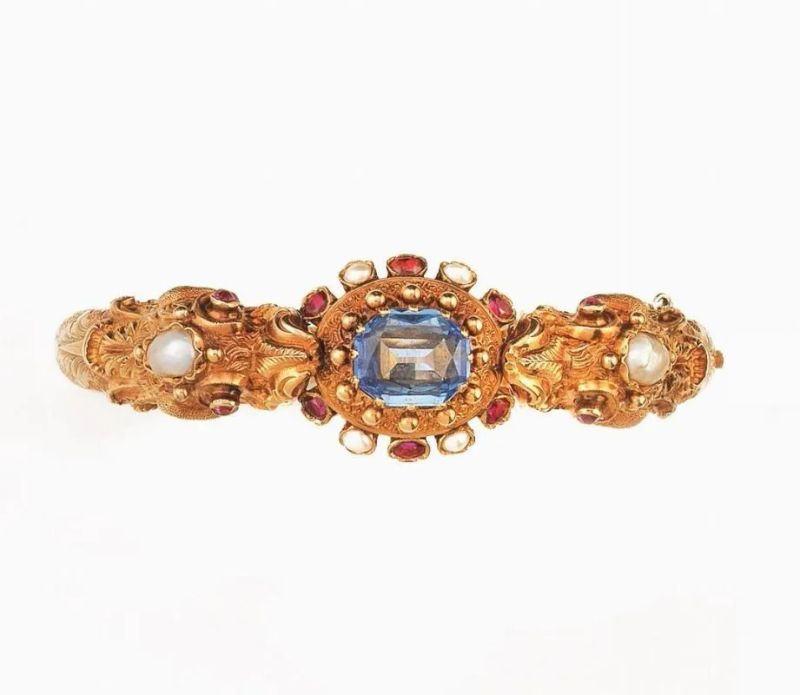 BRACCIALE IN ORO GIALLO, RUBINI, PERLE E ZAFFIRO SINTETICO  - Auction Fine Jewels and Watches - Pandolfini Casa d'Aste