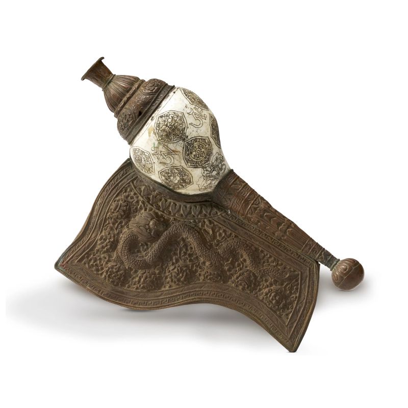 



A TIBETO-CHINESE CONCH SHELL TRUMPET (DUNG-DKAR), QING DYNASTY OR LATER  - Auction Asian Art | 东方艺术 - Pandolfini Casa d'Aste