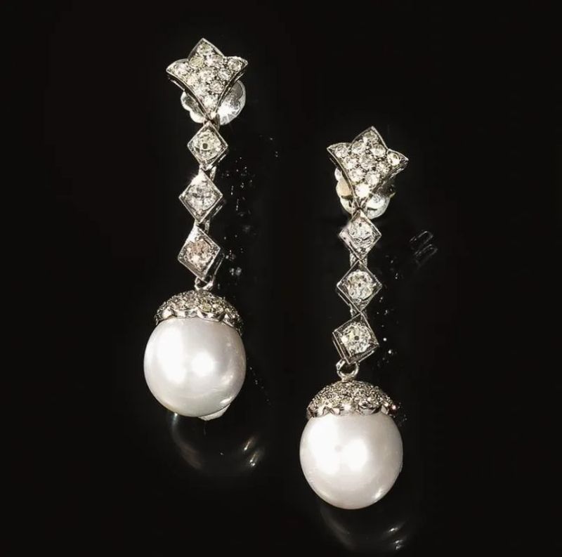Paio di orecchini in oro bianco, perle e diamanti  - Auction Silver, jewels, watches and coins - Pandolfini Casa d'Aste
