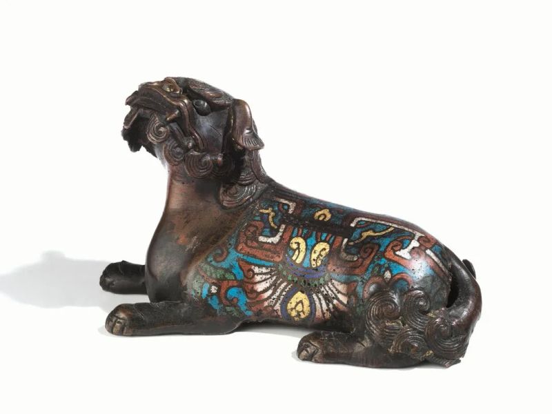  Cane di Pho, Cina sec. XIX , in bronzo cloisonnÃ©, in posizione accucciata, lung. cm 18  - Auction Oriental Art - Pandolfini Casa d'Aste
