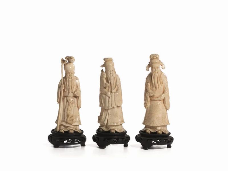 TRE INTAGLI IN AVORIO, CINA, DINASTIA QING, SECC. XIX-XX  - Auction Asian Art - Pandolfini Casa d'Aste