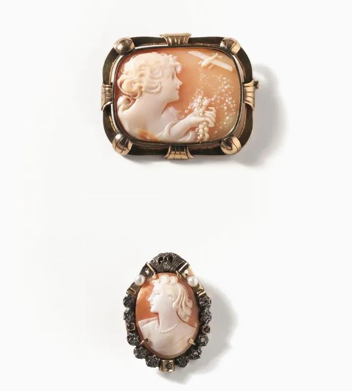 DUE SPILLE CON CAMMEI IN ORO GIALLO, ORO  BASSO TITOLO, ARGENTO  - Auction Fine Jewels and Watches - Pandolfini Casa d'Aste