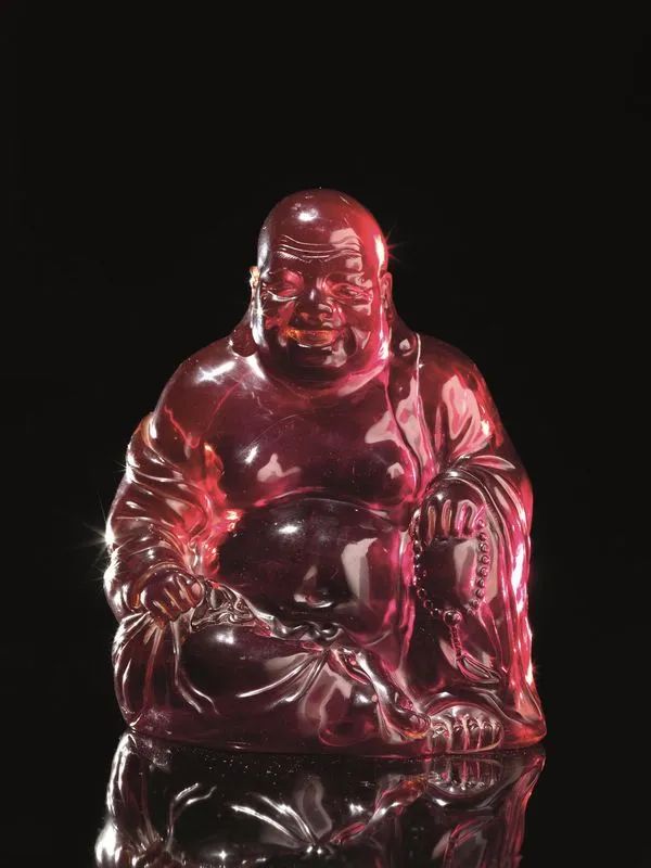 Buddha, China sec. XX, in resina di color ambra, alt. cm 24  - Asta Arte Orientale - Pandolfini Casa d'Aste