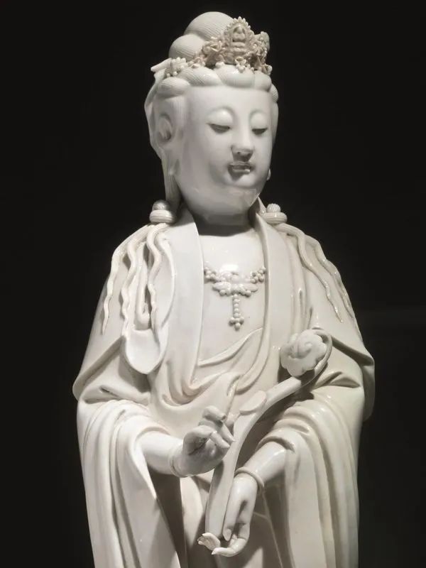  Scultura Cina sec. XIX,  in porcellana bianca Dehua, raffigurante Guanyin reggente scettro ruyi, reca marchio Boji Yuren (Fisherman) al retro, alt. cm 51,5  - Auction Oriental Art - Pandolfini Casa d'Aste