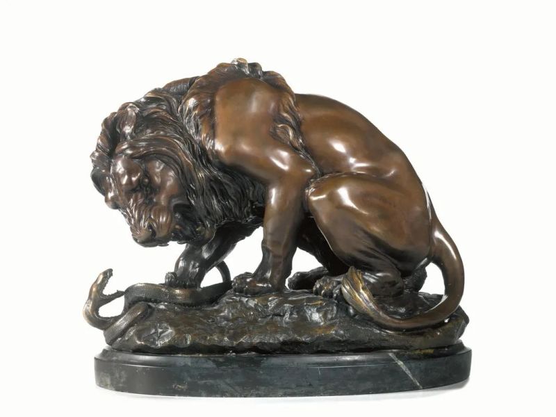 Scultura, Scuola francese, sec. XIX, in bronzo in patina policroma raffigurante un leone in lotta con un serpente, probabilmente opera di Antoine Luis Barye. Base ovale in marmo nero, alt. cm 36  - Auction European Furniture and Work of Arts - Pandolfini Casa d'Aste