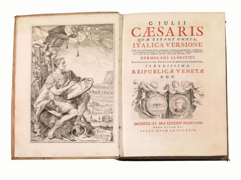 (Illustrati 700) CESARE, Caio Giulio (101/100-44 a.C.) [&#8230;] Quae extant omnia, Italica versione E Ms. Codice ad hodiernum Stylum accommodata; Tabulis aeneis quamplurimis, vel Historiam, vel Geographiam exhibentibus; Notis tum Variorum ex Hollandica, Anglicaque Editionibus, [&#8230;] auxit Hermolaus Albritius [...] Societatis Albritianae conditor, serenissimae Reipublicae Venetae D.D.D. [Venezia], [Societ&agrave; Albriziana], anno autem XII [Venezia, Albrizzi, 1737].  - Auction Old and Modern Master Prints and Drawings-Books - Pandolfini Casa d'Aste