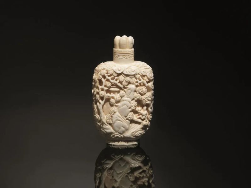  Snuff-bottle, Cina fine dinastia Qing,  in avorio intagliato, finemente decorato a paesaggio con arbusti e personaggio, alt. cm 7  - Asta Arte Orientale - Pandolfini Casa d'Aste