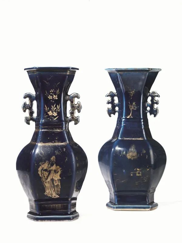  Due vasi in porcellana, Cina sec. XVIII-XIX, in porcellana a fondo blu, di    - Asta Arte Orientale - Pandolfini Casa d'Aste