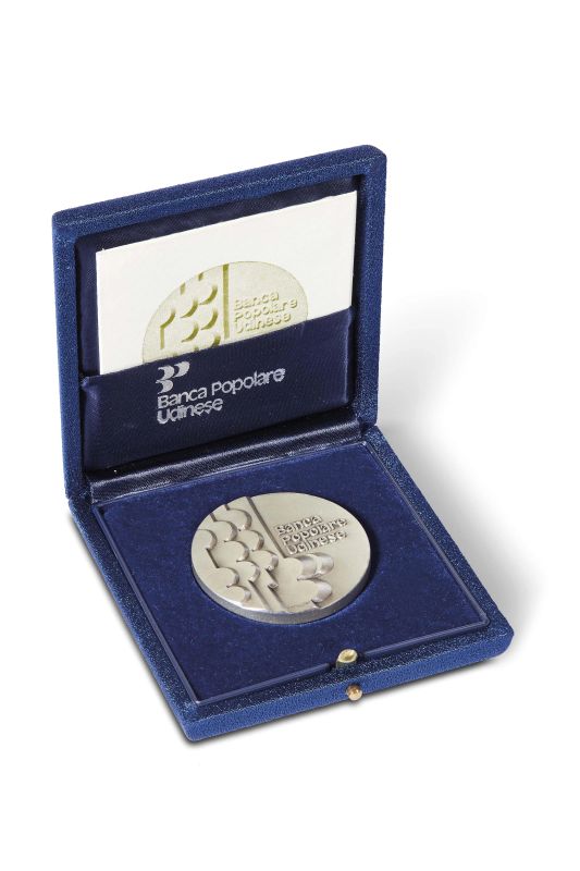      CINQUECENTONOVANTADUE MEDAGLIE IN ARGENTO CHE COMMEMORANO I CENTO ANNI DELLA FONDAZIONE DELLA BANCA POPOLARE UDINESE   - Auction ONLINE AUCTION | AUREA. ITALIAN AND FOREIGN GOLD COINS AND MEDALS - Pandolfini Casa d'Aste