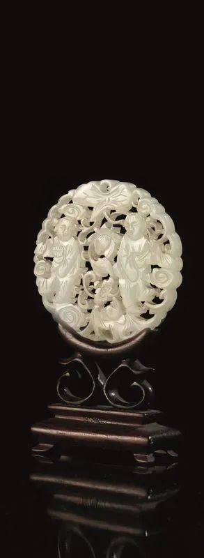 Placca circolare, Cina inizi sec. XX, in giada traforata, raffigurante due personaggi in tralci fioriti, diam. cm 5.8, su base in legno  - Auction Asian Art - Pandolfini Casa d'Aste