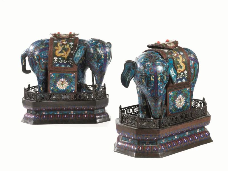  Coppia di elefanti, Cina sec. XIX-XX , in metallo cloisonnÃ¨, poggianti su una base a balaustro e sormontati da una sella riccamente decorata con motivi floreali alt. cm 30  - Asta Arte Orientale - Pandolfini Casa d'Aste