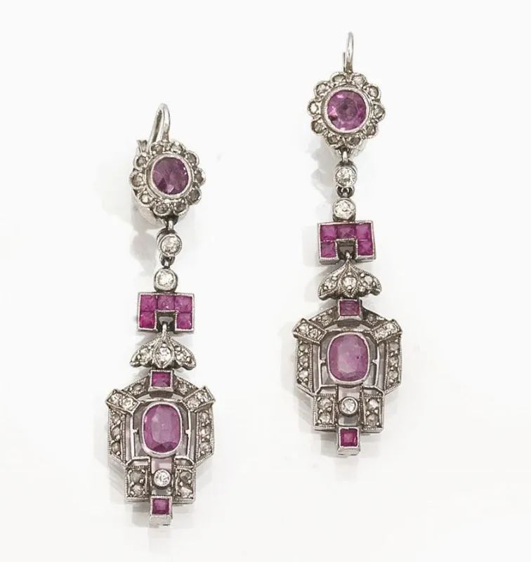 Paio di orecchini pendenti in oro bianco, rubini e diamanti  - Auction Silver, jewels, watches and coins - Pandolfini Casa d'Aste