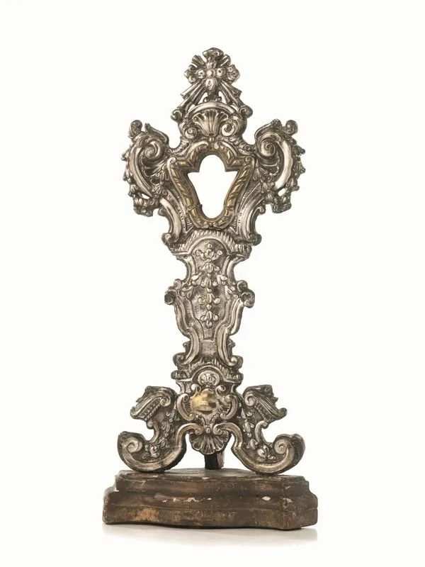 Ostensorio, Italia centrale, sec. XVIII, in lamina di metallo argentato e sbalzato a volute e festoni di fiori, applicata su sostegno in legno, alt. cm 53,5, presenta modifiche e piccoli danni  - Auction Silver and Coins - II - Pandolfini Casa d'Aste