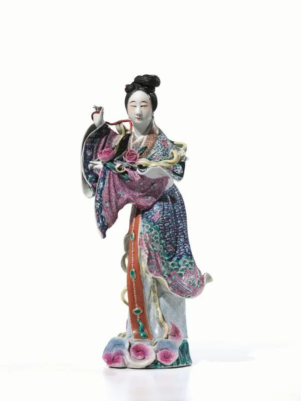 Figura Cina, sec. XX,&nbsp; porcellana policroma raffigurante figura femminile&nbsp;  - Asta Arte Orientale - Pandolfini Casa d'Aste