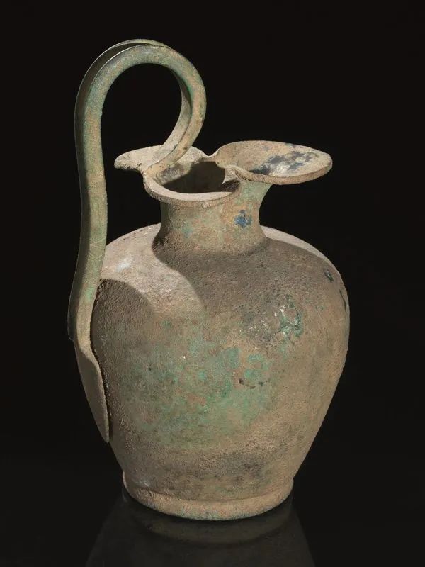 Grande oinochoe in bronzo&nbsp;&nbsp;&nbsp;&nbsp;&nbsp;&nbsp;&nbsp;&nbsp;&nbsp;&nbsp;&nbsp;&nbsp;&nbsp;&nbsp;&nbsp;&nbsp;&nbsp;&nbsp;&nbsp;&nbsp;&nbsp;&nbsp;&nbsp;&nbsp;&nbsp;&nbsp;&nbsp;&nbsp;&nbsp;&nbsp;&nbsp;&nbsp;&nbsp;&nbsp;&nbsp;&nbsp;&nbsp;&nbsp;&nbsp;&nbsp;&nbsp;&nbsp;&nbsp;&nbsp;&nbsp;&nbsp;&nbsp;&nbsp;&nbsp;  - Asta Reperti Archeologici - Pandolfini Casa d'Aste