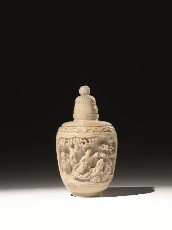 Snuff bottle, Cina inizi sec. XX, in avorio, scolpita con figure in&nbsp;&nbsp;&nbsp;&nbsp;&nbsp;&nbsp;&nbsp;  - Auction Asian Art - Pandolfini Casa d'Aste
