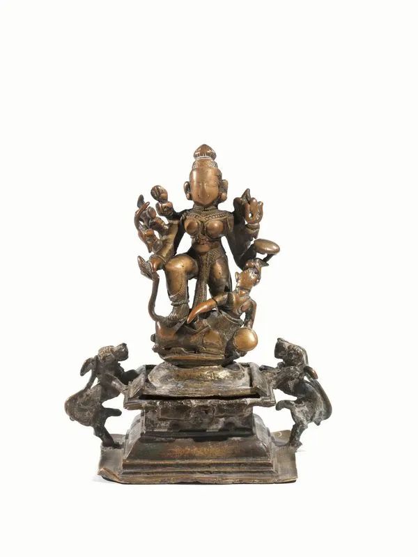  Figura in bronzo India, secolo XVII,  raffigurante Durga Mahishasura, la divinitÃ Â  nell'atto di battere il demone-bufalo e poggiante su basamento affiancato da leoni rampanti alt. cm 17,2   - Auction Oriental Art - Pandolfini Casa d'Aste