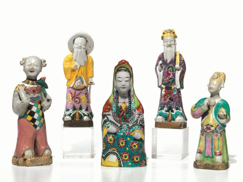  Figura Cina, Periodo Daoguang 1820-1850 , in porcellana policroma, raffi gurante Guanyin con manto rosso, alt. cm 19,5  - Asta Arte Orientale - Pandolfini Casa d'Aste