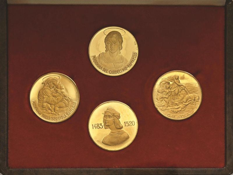 QUATTRO MEDAGLIE IN ORO COMMEMORATIVE DI RAFFAELLO IN ASTUCCIO  - Auction 13th to 20th century Coins and medals - Pandolfini Casa d'Aste