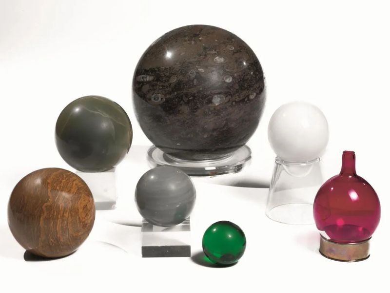 Sette sfere soprammobile, di cui tre in marmi vari, una in pietra e tre in  - Asta Mobili, Arredi e Oggetti d'Arte - Pandolfini Casa d'Aste