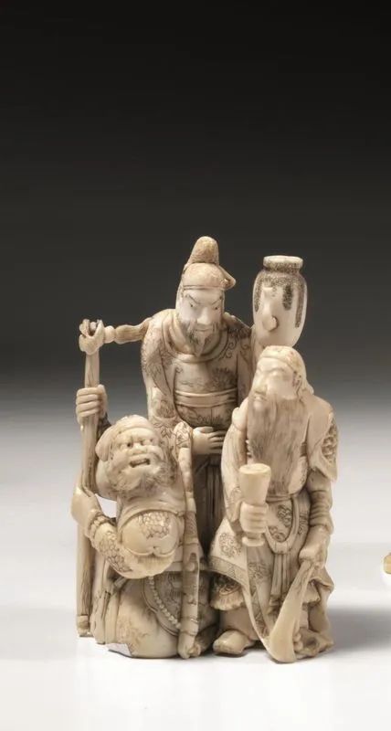  Okimono, Giappone sec. XIX,  in avorio finemente scolpito, raffigurante tre saggi, uno reggente versatoio, uno reggente calice, l'altro reggente un bastone, alt. cm 7,5  - Auction Oriental Art - Pandolfini Casa d'Aste