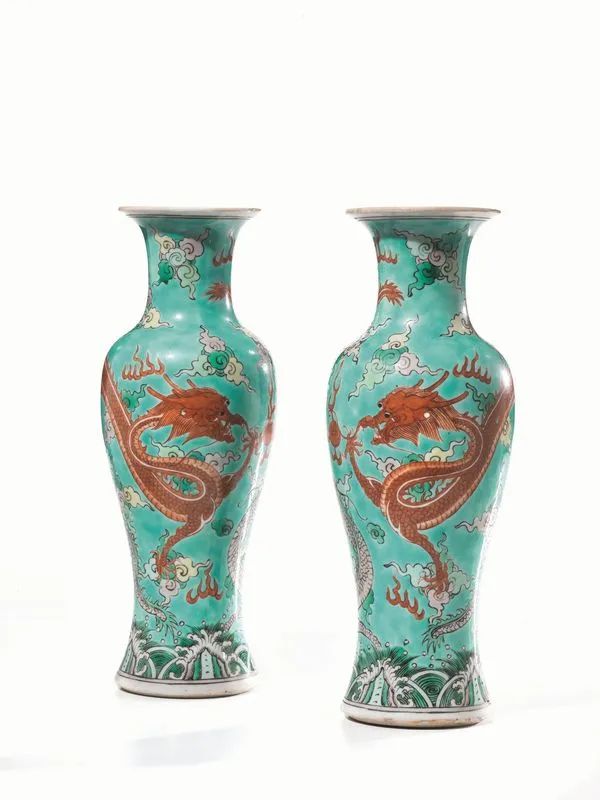 Coppia di vasi Cina sec. XIX-XX, in porcellana policroma a fondo turchese decorati con draghi, recanti marchio Guangxu, alt. cm 30 (2)  - Auction Asian Art - Pandolfini Casa d'Aste