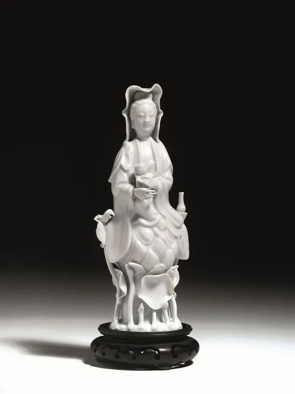  Guanyin, Cina inizi sec. XX , in porcellana blanc de Chine, stante su base a fior di  - Auction Oriental Art - Pandolfini Casa d'Aste
