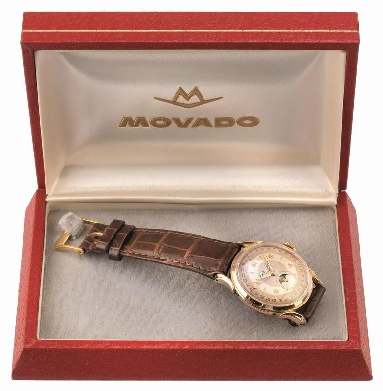 OROLOGIO DA POLSO CON CALENDARIO COMPLETO E FASI LUNARI, MOVADO, R64927, CASSA N. C492763, ANNI &rsquo;50, IN ORO GIALLO PLACCATO, CON SCATOLA  - Auction Fine Jewels and Watches - Pandolfini Casa d'Aste